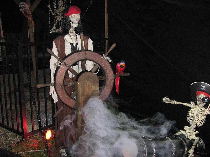 IMG_1522.JPG - Animated pirate and smoking cannon.
