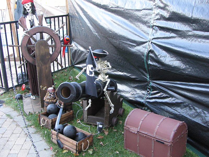 IMG_1547.JPG - Pirate & cannon in the daylight.