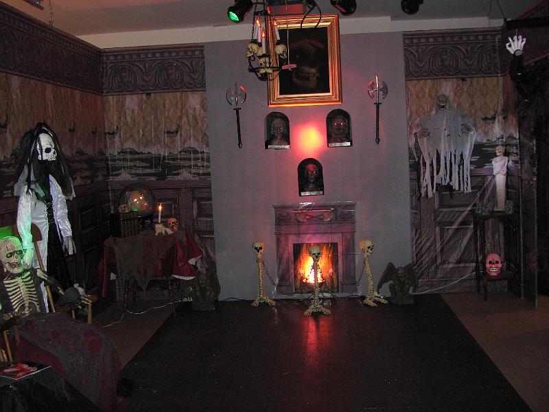 IMG_1583.JPG - Castle room.