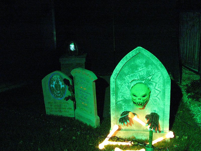 IMG_3472.JPG - Leota, Master Gracey and some scary guy